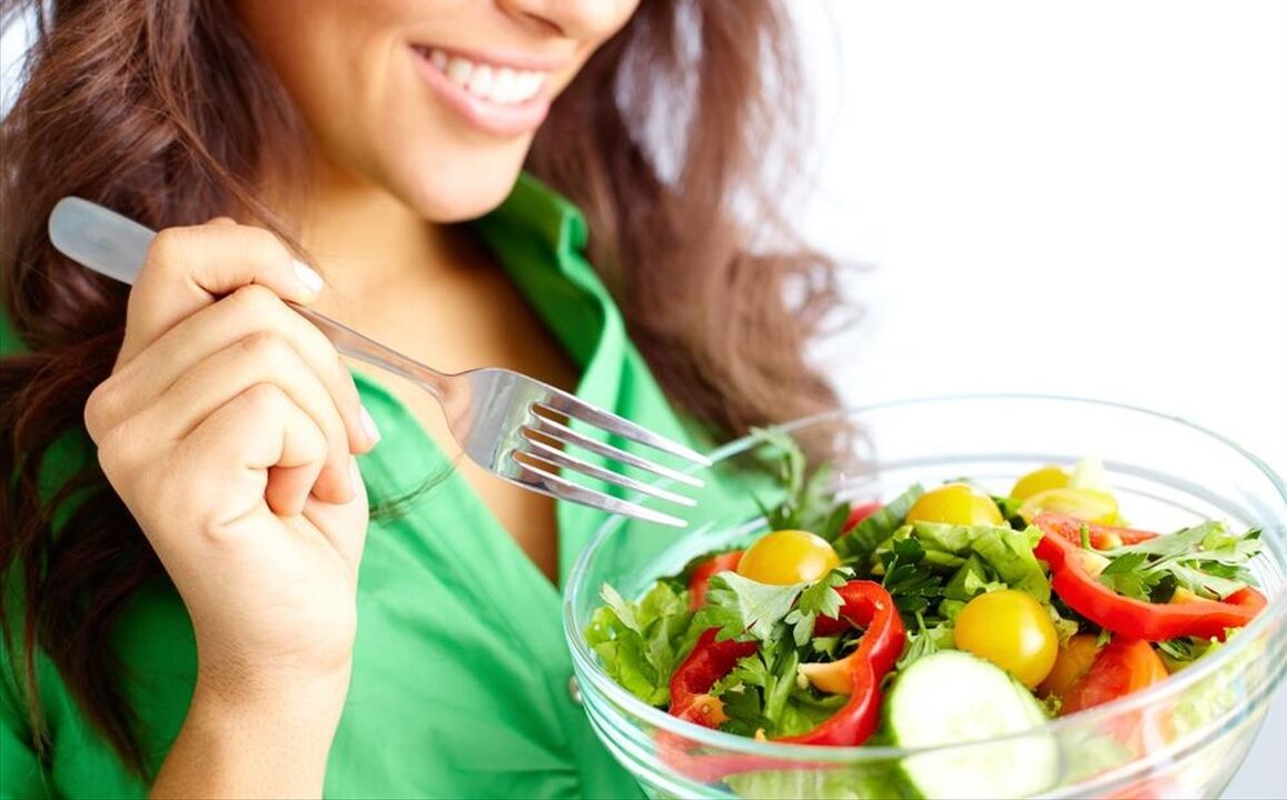 lány eszik zöldség salátát egy 6 szirmú diéta